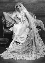Mrs Ronald Lambert, photo Lafayette Portrait Studios. London, England, 1920. 
Londres, Victoria &