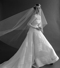 Wedding dress, photo John French. London, UK, 1953. Londres, Victoria & Albert Museum