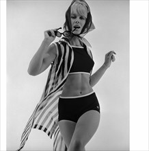 Mannequin présentant un modèle de maillot de bain, 1963