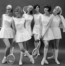 Mannequins portant des tenues de tennis, 1964