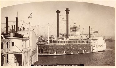 Steamship loaded with cotton on the Mississipi river