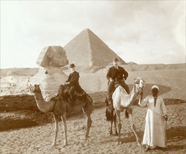 Devant le Sphinx et la pyramide de Khéops sur le plateau de Gizeh (Egypte)