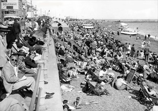 Overcrowded beach at Hastings (England)