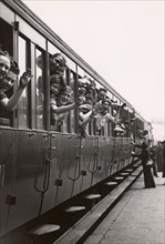 Départ en train des parisiens pour les trois jours de vacances de la Pentecôte (1939)