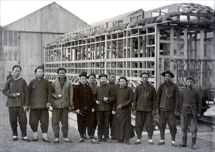 Chine, employés locaux à la construction de wagons de chemin de fer