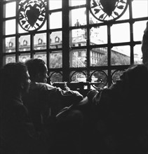 Derrière les grilles de l'Hôtel de Ville à Paris, 20 août 1944