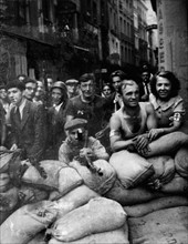 Combattants sur les barricades à Paris, août 1944