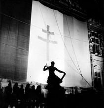 Le drapeau français portant la croix de Lorraine, lors de la Libération de Paris (août 1944)