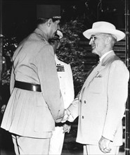 Le président Truman et le général de Gaulle le jour de la Victoire (8 mai 1945)