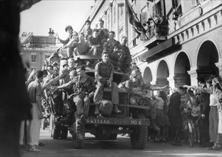 Scène de liesse populaire lors de la Libération de Paris (août 1944)