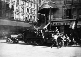 Près du Châtelet à Paris, les premiers chars Leclerc arrivent(25 août 1944)