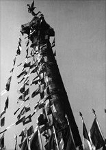 La colonne de la Bastille, à Paris, décorée de drapeaux lors de la libération de Paris (août 1944)