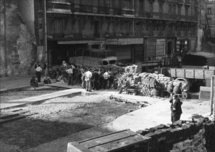 Barricade rue Saint-Antoine, à Paris, lors de l'insurrection du peuple (août 1944)