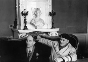 Membres des F.F.I. dans un salon de l'Hôtel de Ville de Paris, lors de la Libération (août 1944)