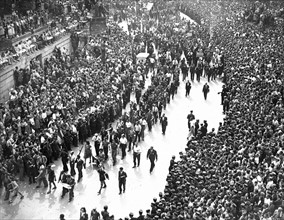 Défilé de soutien populaire à de Gaulle, lors de l'insurrection du peuple de Paris (août 1944)