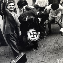 Scène de liesse populaire à la libération de Paris (août 1944)