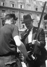Combattants des F.F.I. lors de l'insurrection du peuple de Paris (août 1944)