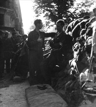 Barricade lors de l'insurrection du peuple de Paris (août 1944)