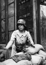 Béatrice Briand sur sa barricade, lors de l'insurrection du peuple de Paris (août 1944)