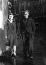 Un couple dans une rue de Paris à la Libération (août 1944)
