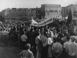 Scene of cheering crowd in Nice, France, during the Liberation (August 1944)