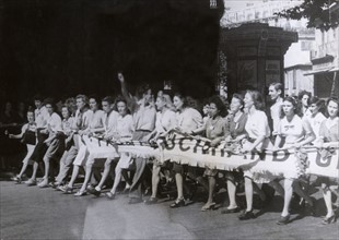 Scène de liesse populaire à la Libération (août 1944)