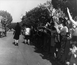 Scène de liesse populaire à la Libération de Paris (août 1944)