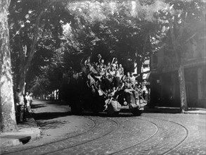 Scène de liesse populaire à la libération (août 1944)