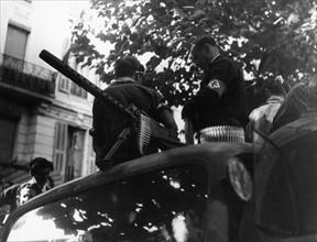 Combattants des F.F.I. lors de la libération de Paris (août 1944)