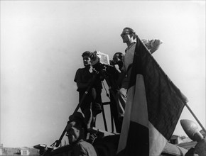Une équipe de tournage lors de la Libération de Paris (août 1944)