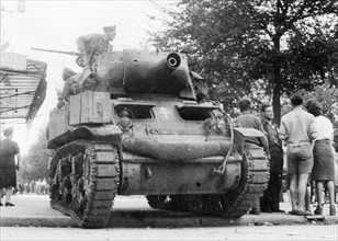 Un char de la division Leclerc à l'arrêt, lors de la Libération de Paris (août 1944)