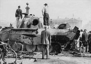 Un char allemand détruit, Place de la Concorde, lors de la Libération de Paris (août 1944)