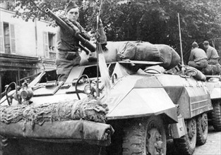 Un véhicule blindé français lors de la Libération de Paris (août 1944)