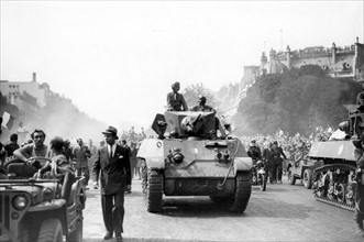 Véhicule blindé français sur les Champs-Elysées, during the Liberation of Paris