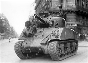 Char français dans les rues de Paris, lors de la Libération (août 1944)