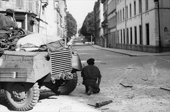 Véhicule blindé français dans les rues de Paris, lors de la Libération (août 1944)