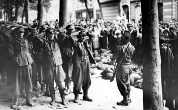 Reddition d'une unité allemande à la Libération de Paris, près du jardin du Luxembourg (août 1944)