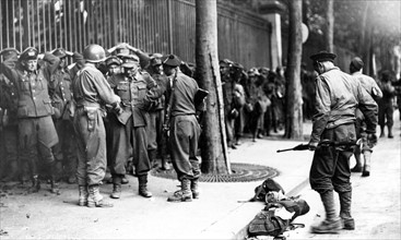 Reddition d'une unité allemande à la Libération, devant le jardin du Luxembourg (août 1944)