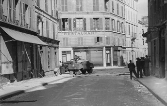 Un véhicule blindé en action près du Palais du Luxembourg, lors de la Libération de Paris (août 1944)