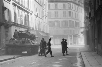 Un char en action près du Palais du Luxembourg, lors de la Libération de Paris (août 1944)