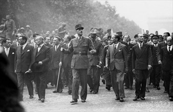 Le général de Gaulle descend les Champs-Elysées, lors de la Libération de Paris (août 1944)