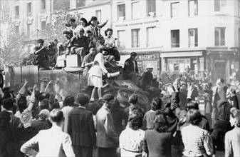Scène de liesse populaire dans les rues de Paris, à la Libération (août 1944)