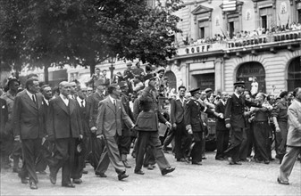 Lé général de Gaulle descend les Champs-Elysées, lors de la Libération de Paris (août 1944)