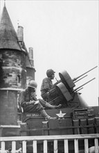 Véhicule blindé américain équipé d'une pièce d'artillerie, lors de la Libération de Paris (août 1944)