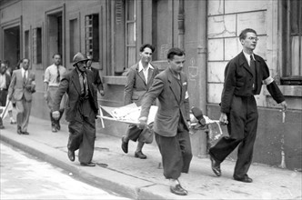 Transport d'un blessé dans les rues de Paris, lors de la Libération (août 1944)