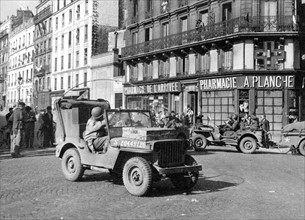 Premières Jeeps américaines dans Paris, lors de la Libération (août 1944)