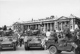 Véhicules blindés lors de la Libération de Paris, devant l'hôtel de Crillon (août 1944)