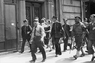 Civils et miliaires dans les rues de Paris lors de la Libération (août 1944)