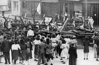 Barricade dans les rues de Paris, lors de la Libération (août 1944)
