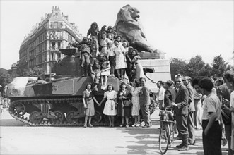 Des civils juchés sur un char français lors de la Libération de Paris (août 1944)